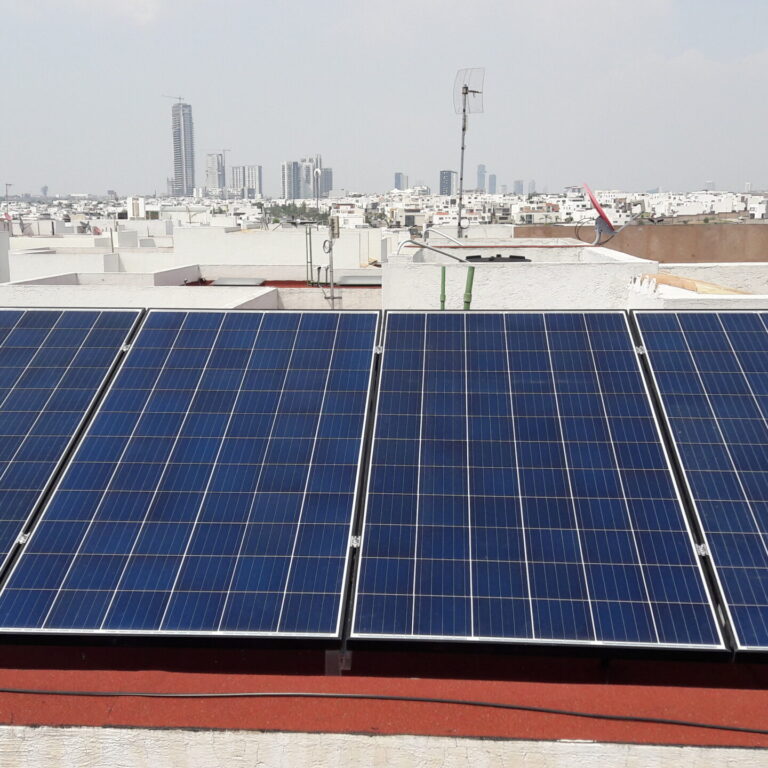 Instalación de paneles solares en lomas de angelopolis